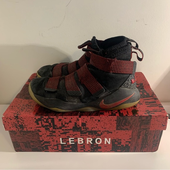 Lebron Soldier XI Red Stardust Men 9 - Picture 7 of 9